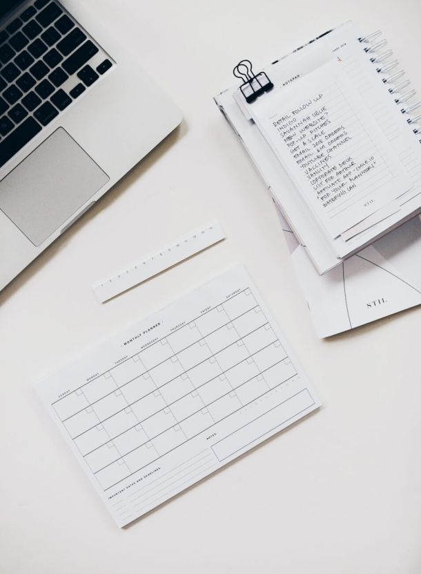 Kuechenzeile in leerem raum